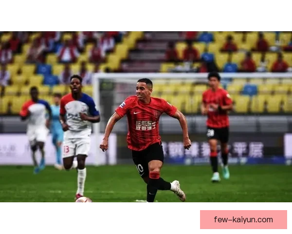 中超排名赛季末分析：土豪球队有望逆袭进入前四，竞争力提升。